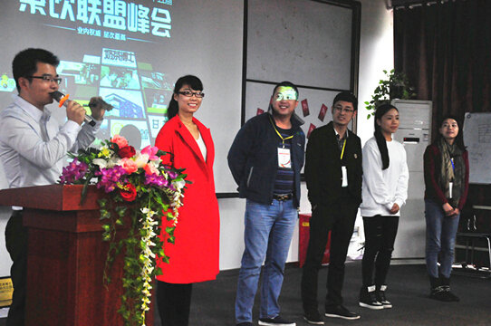 汪业龙经理邀请5位创业伙伴上台做起游戏活跃现场气氛，小伙伴们脸上透露期待的微笑