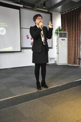 峰会主讲人奇异鸟拓展总监屈晓静女士形象、生动地为现场投资创业者揭开致富秘诀